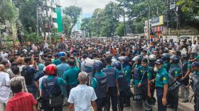 সিলেটে ব্যাটারিচালিত রিকশার পারমিট চান চালকরা : মিছিল নিয়ে ডিসি অফিসে