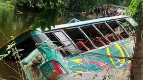 নিয়ন্ত্রণ হারিয়ে যাত্রীবাহী বাস খালে, নিহত ৫