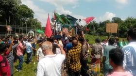 মৌলভীবাজারে কুলাউড়ায় ট্রেন আটকে ৮ দফা দাবিতে বিক্ষোভ