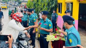 সিলেটে হেলমেট পরিহিত মোটরসাইকেল আরোহীদের ফুলেল শুভেচ্ছা জানালেন পুলিশ কমিশনার