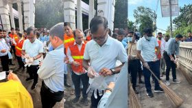 সিলেট শহরের রাস্তা পরিষ্কার-পরিচ্ছন্ন কাজের জন্য ঝাড়ু হাতে ডিসি সারওয়ার