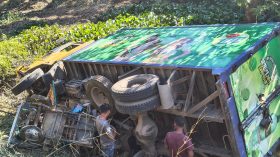 সিলেট-জকিগঞ্জ রোডে কাভার্ড ভ্যানের ধাক্কায় ব্যাটারিচালিত অটোরিক্সা দুমরে মুচরে যায়