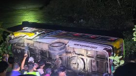 সিলেট-বিয়ানীবাজার সড়কের বাস নিয়ন্ত্রণ হারিয়ে খাদে