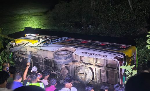 সিলেট-বিয়ানীবাজার সড়কের বাস নিয়ন্ত্রণ হারিয়ে খাদে