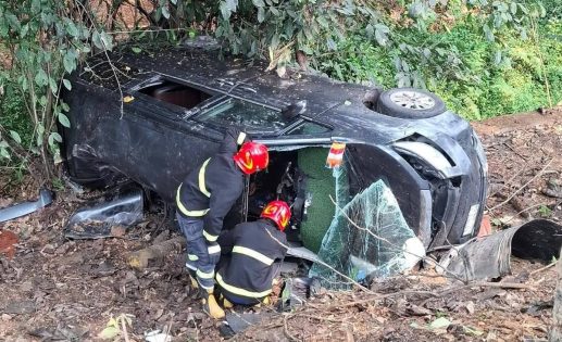 নিয়ন্ত্রণ হারিয়ে মাইক্রোবাস খাদে, ঘটনাস্থলেই ৩ জন নিহত