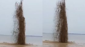সুনামগঞ্জে হাওরে ডুবে থাকা নলকূপ থেকে উঠছে গ্যাস