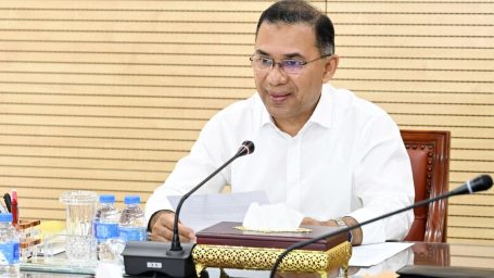 নিজের গাড়িবহর থামিয়ে অ্যাম্বুলেন্সকে যেতে দিলেন প্রধানমন্ত্রী