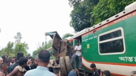 চট্টগ্রাম থেকে সিলেটমুখী পাহাড়িকা এক্সপ্রেস ট্রেনের সঙ্গে ট্রাকের সংঘর্ষ