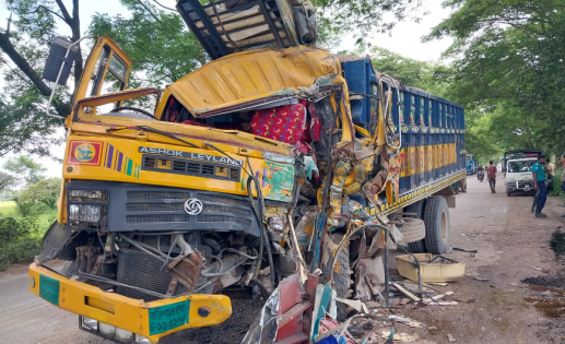 সিলেট-ঢাকা মহাসড়কে বাস ও ট্রাকের মুখোমুখি সংঘর্ষে নিহত ১